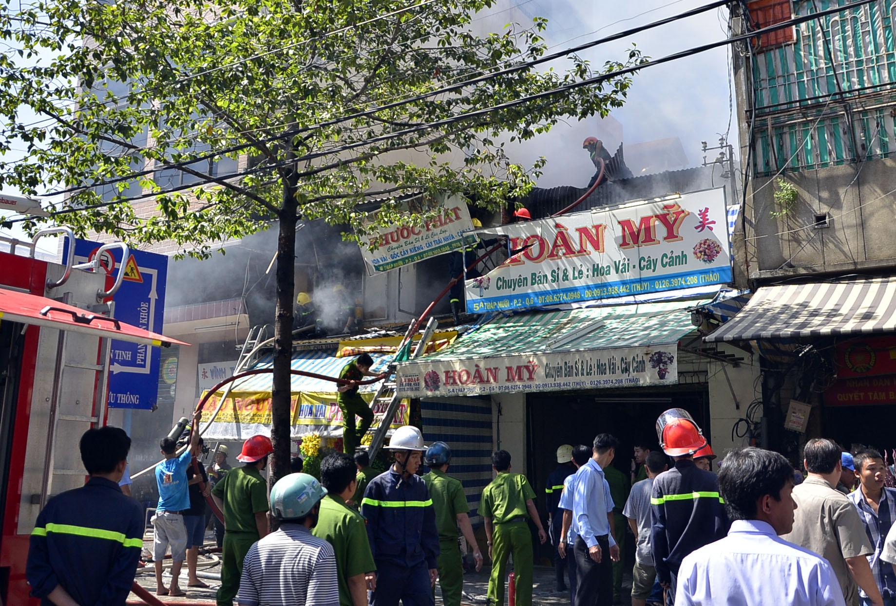 Tieu thuong be do thao chay khoi dam chay lon o Sai Gon hinh anh