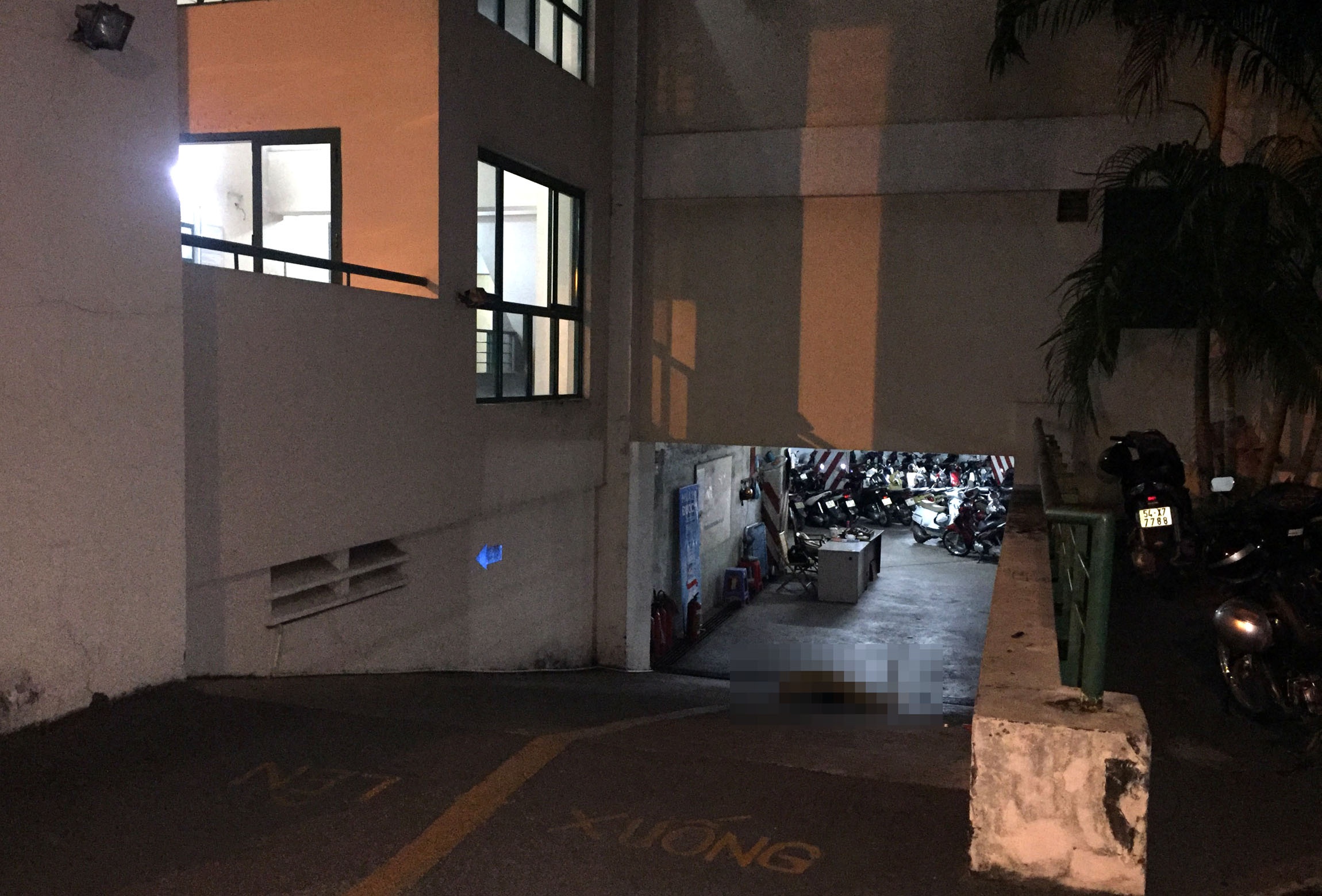 Nguoi phu nu ngoai quoc roi tu tang 8 chung cu o Sai Gon hinh anh