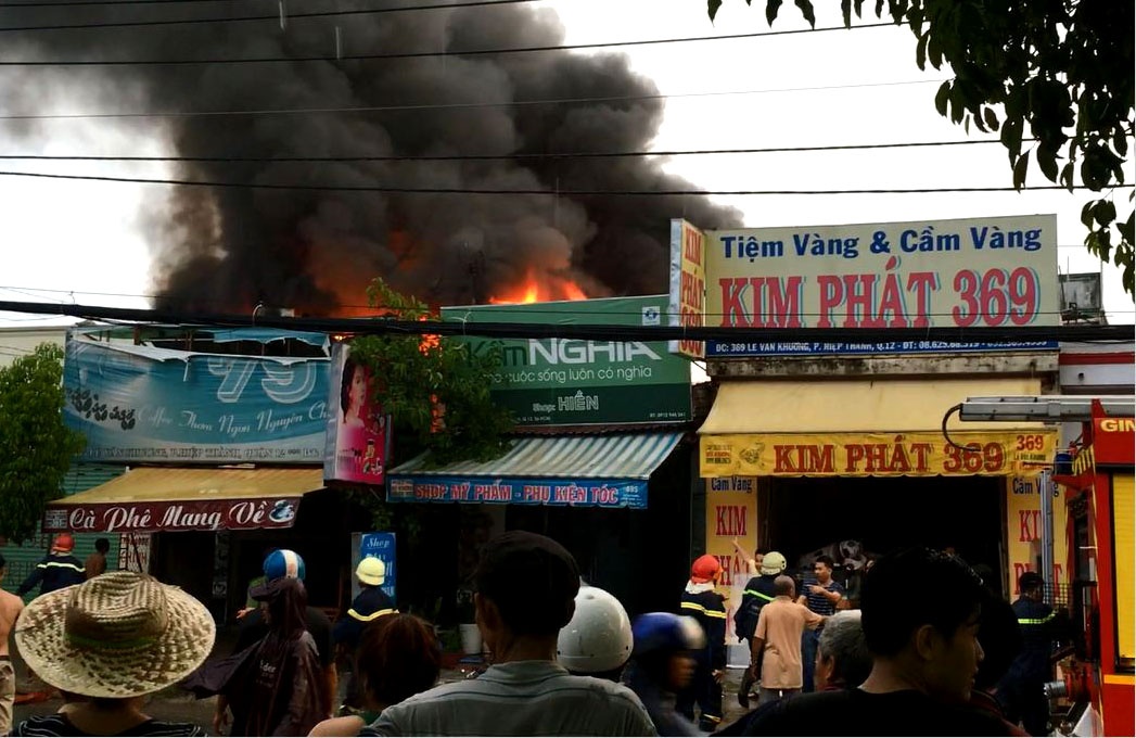 Gom vang thao chay vi dam chay lon o Sai Gon hinh anh