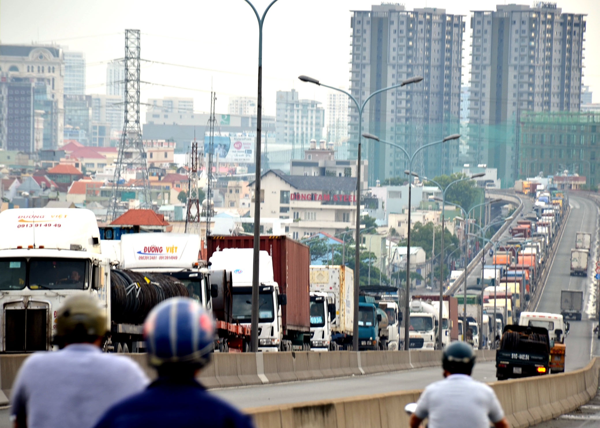 Xe container va cham oto 7 cho, cau Phu My ket cung hinh anh