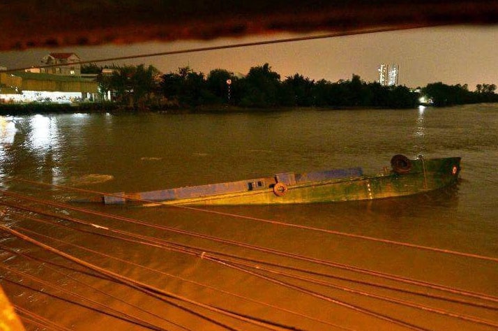 Sa lan tong thanh cau o Sai Gon roi chim, 3 nguoi thoat chet hinh anh