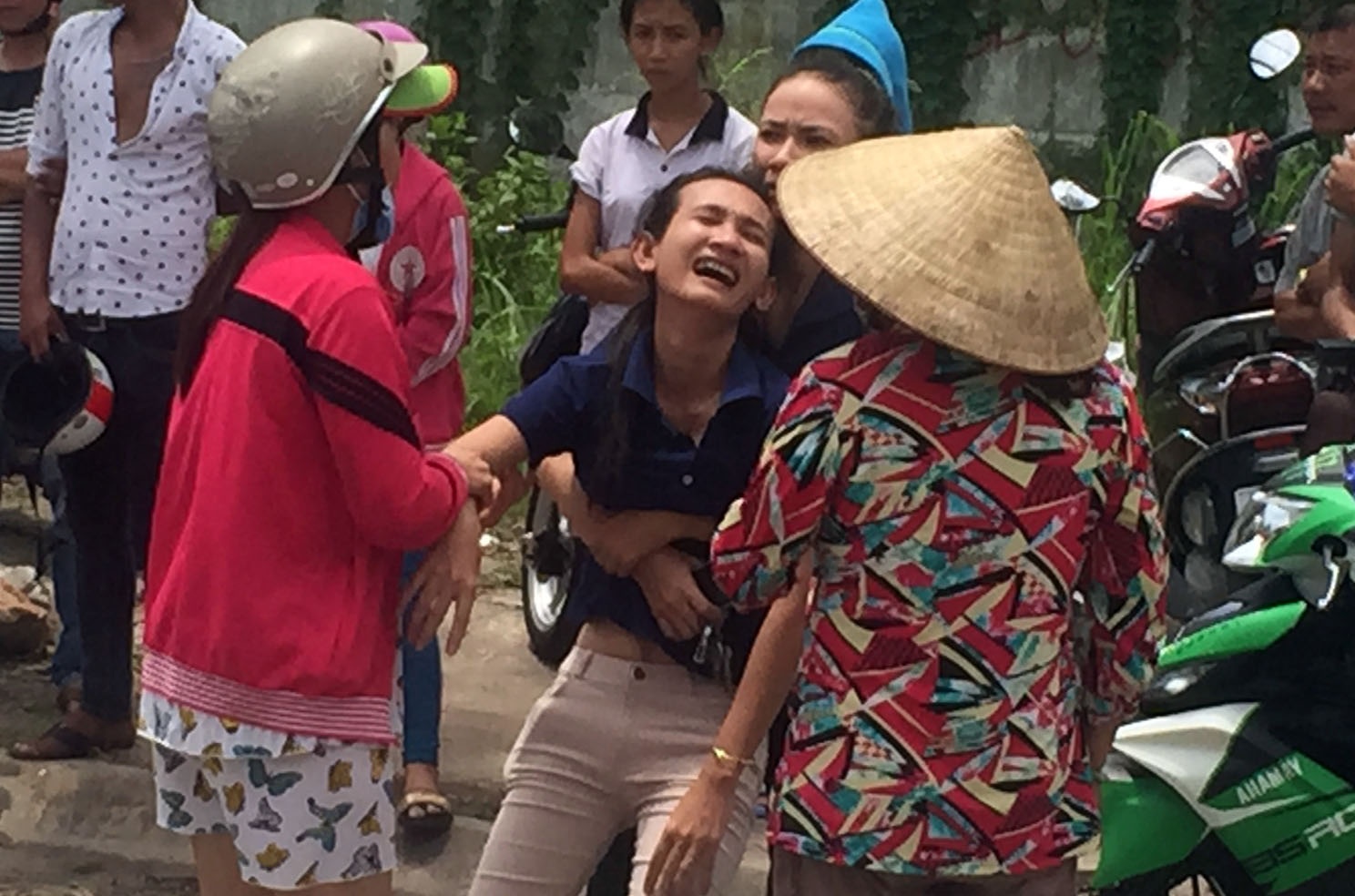 Vo gao khoc ben thi the chong bi xe tai can o Sai Gon hinh anh