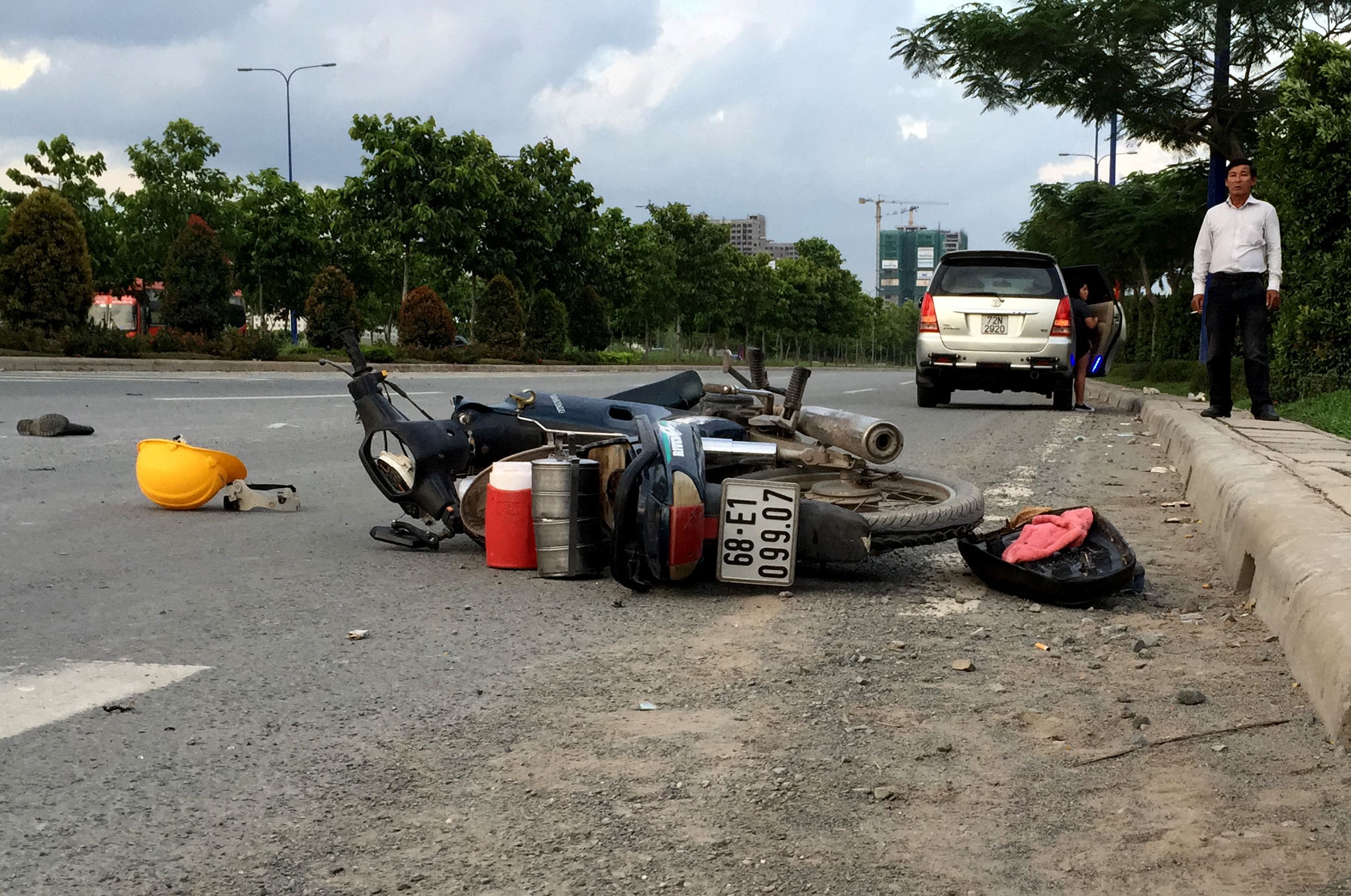 Chay xe may va cham oto, hai cong nhan bat tinh o Sai Gon hinh anh