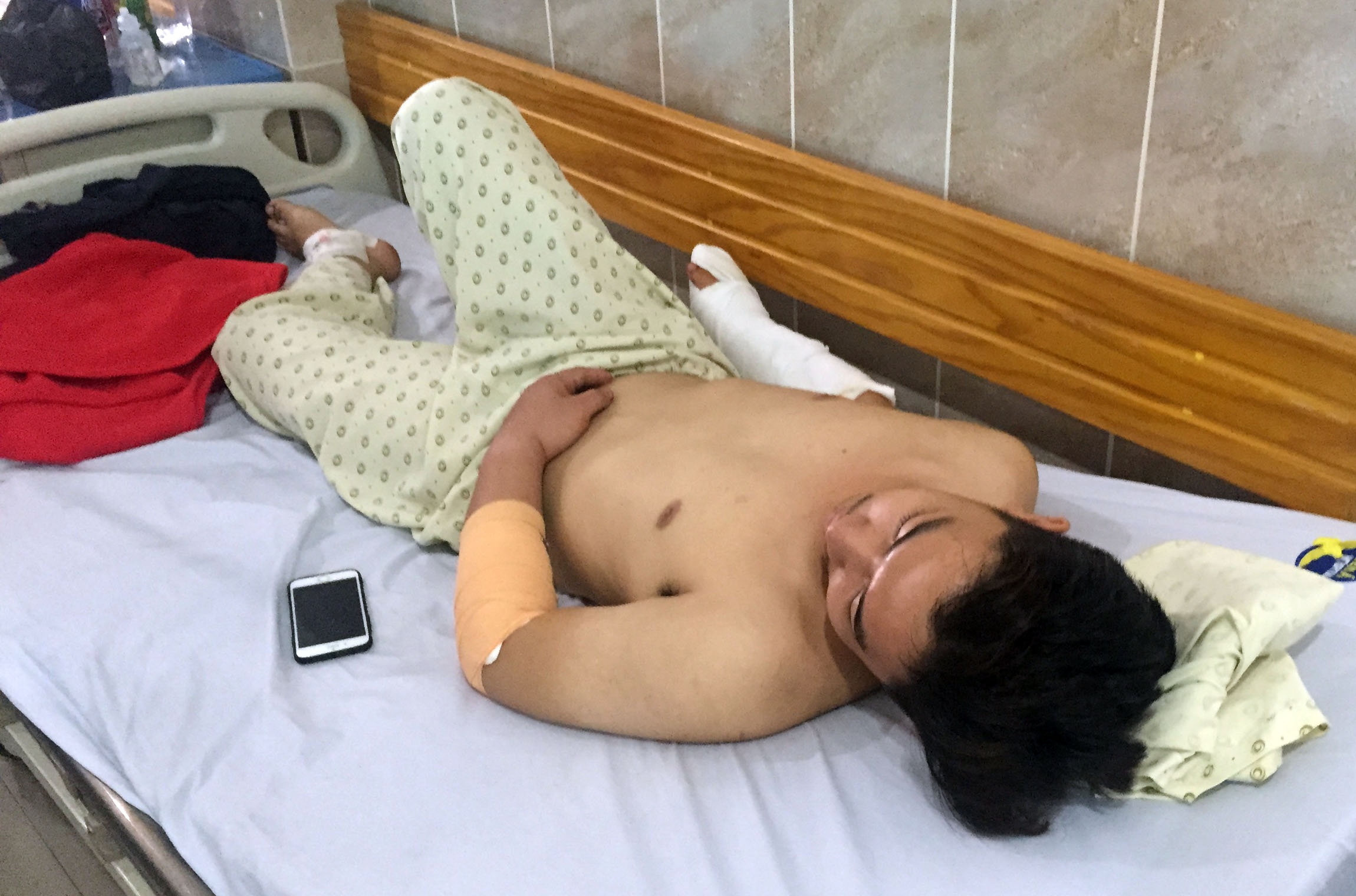 xông vào quán cà phê chém người ảnh 2 xong vao quan ca phe chem nguoi anh 2