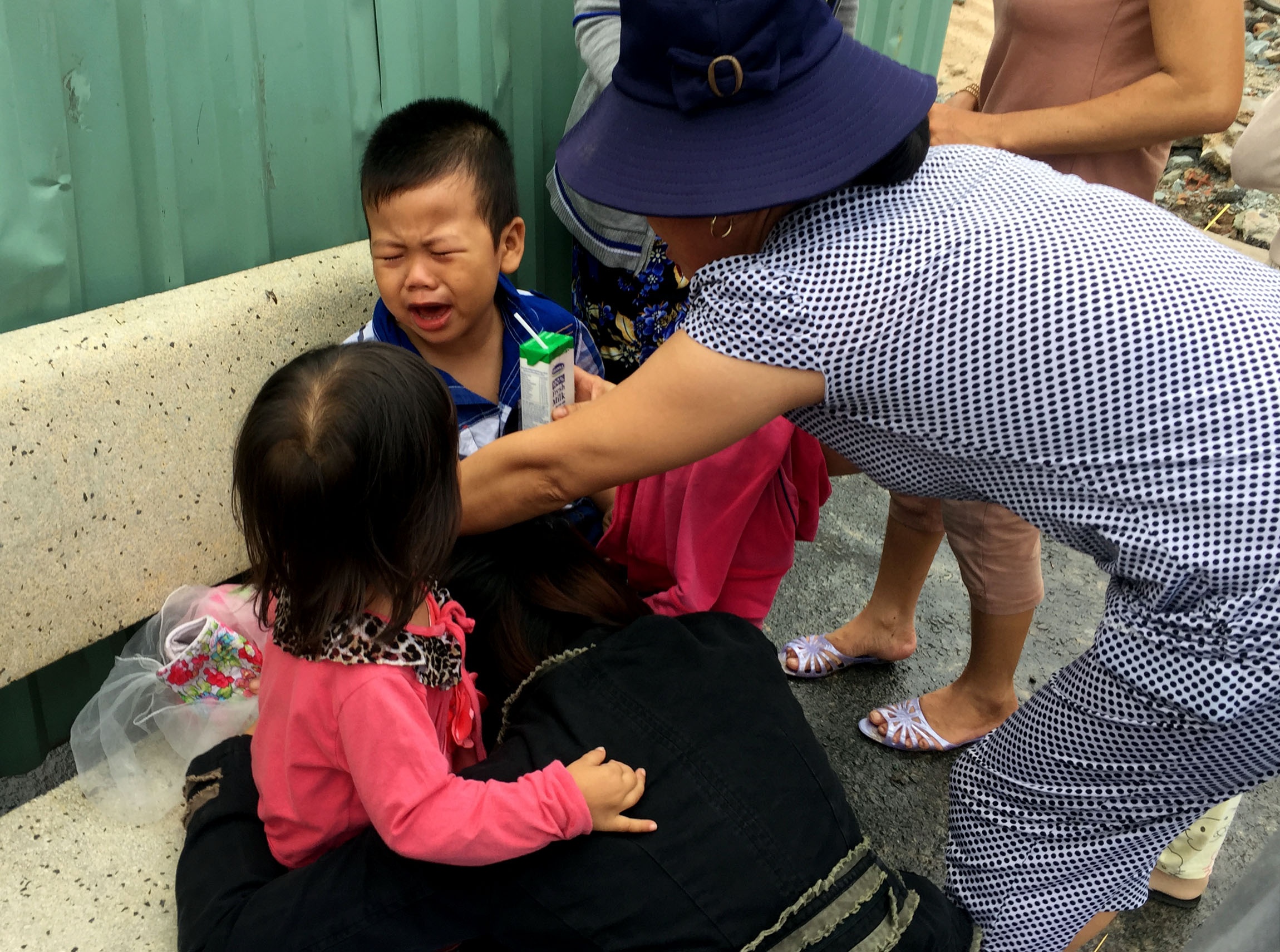 Om 2 con ngat xiu ben thi the chong bi xe tai can o Sai Gon hinh anh