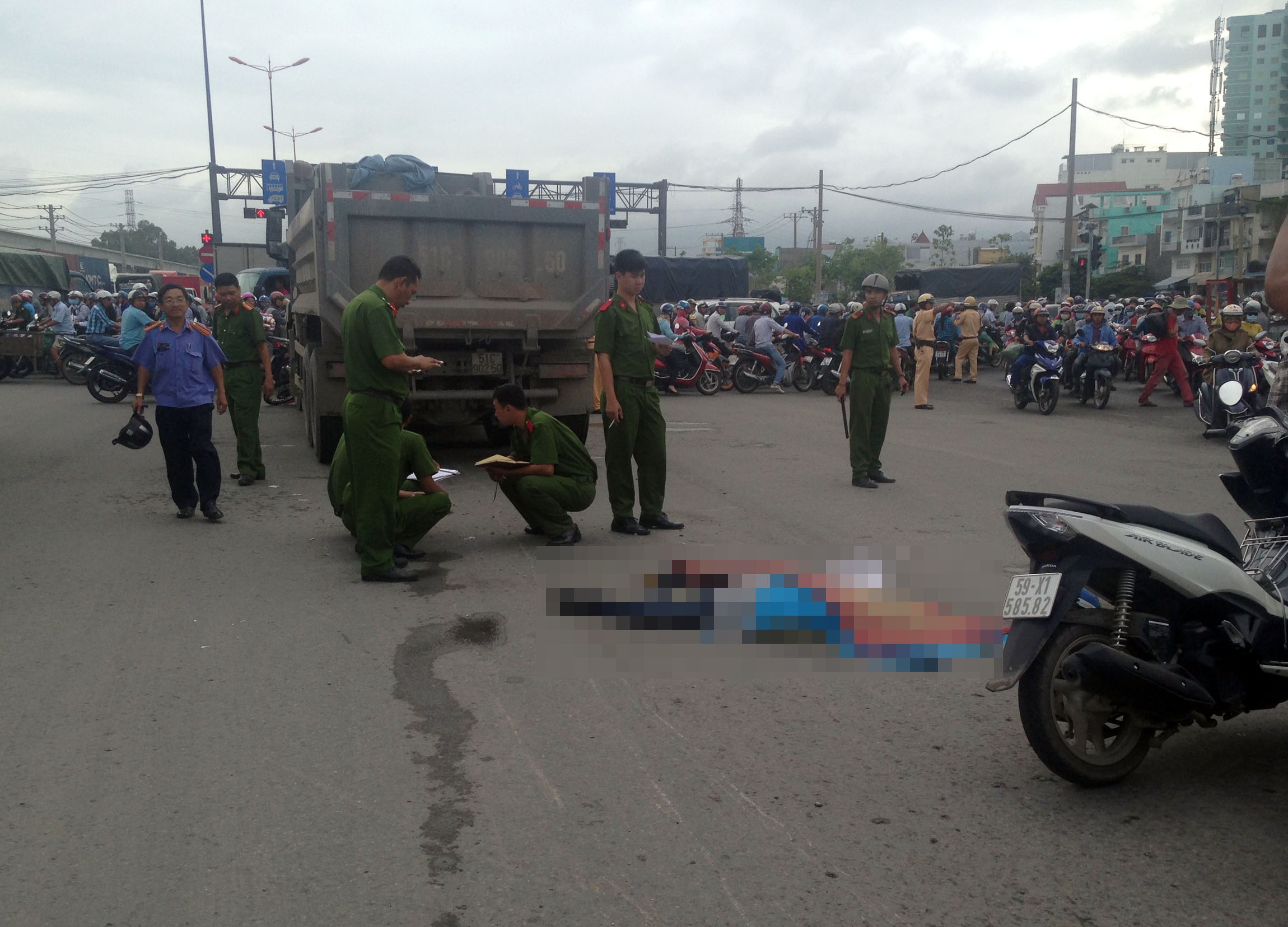 xe tải cán chết người ở sài gòn ảnh 1 xe tai can chet nguoi o sai gon anh 1