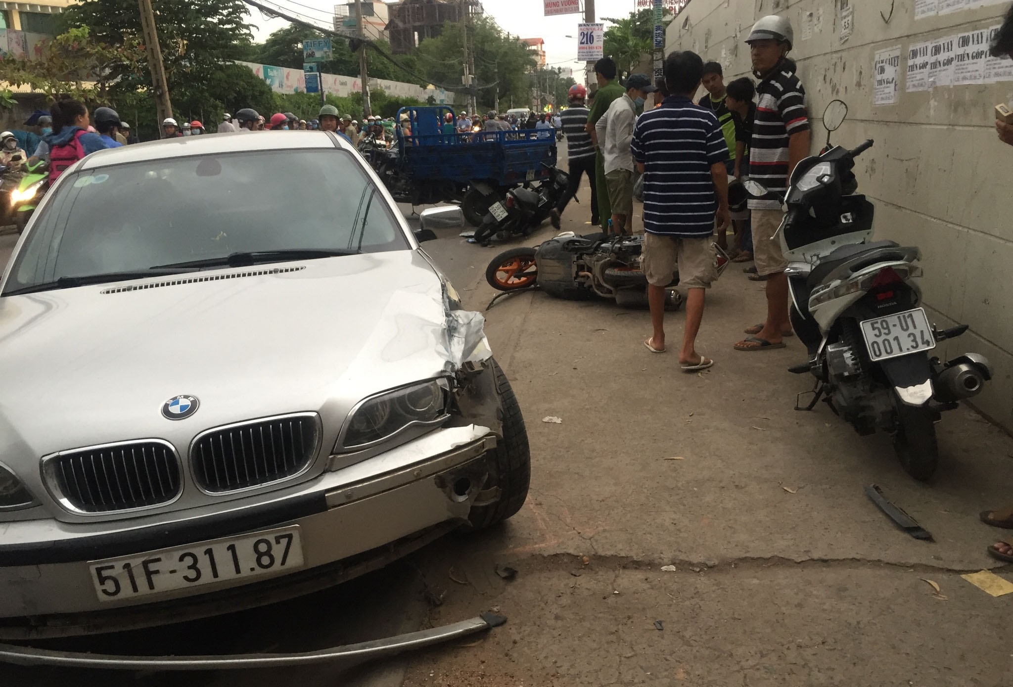 Xe BMW gay tai nan lien hoan o Sai Gon, 3 nguoi bi thuong hinh anh