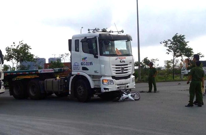 xe container tong chet nguoi o sai gon anh 1