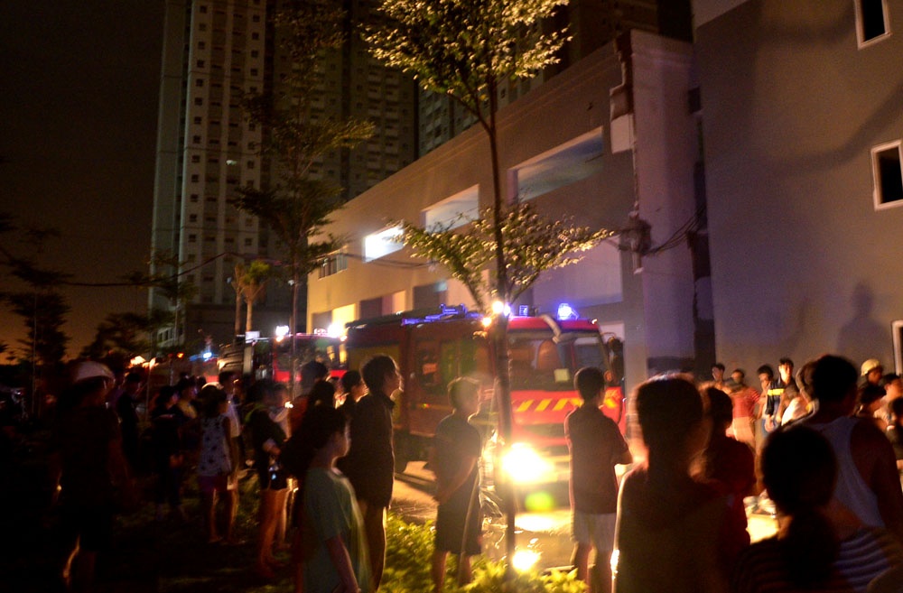 Chung cu o Sai Gon boc chay, hang tram nguoi thao chay hinh anh