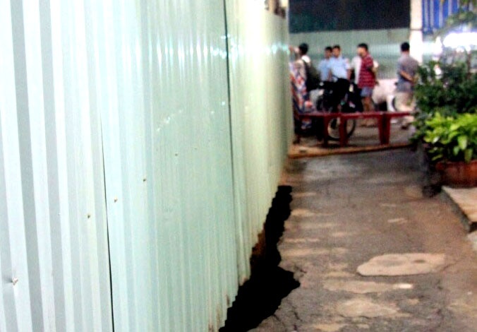 So tan hang chuc nguoi quanh cong trinh sut lun hinh anh