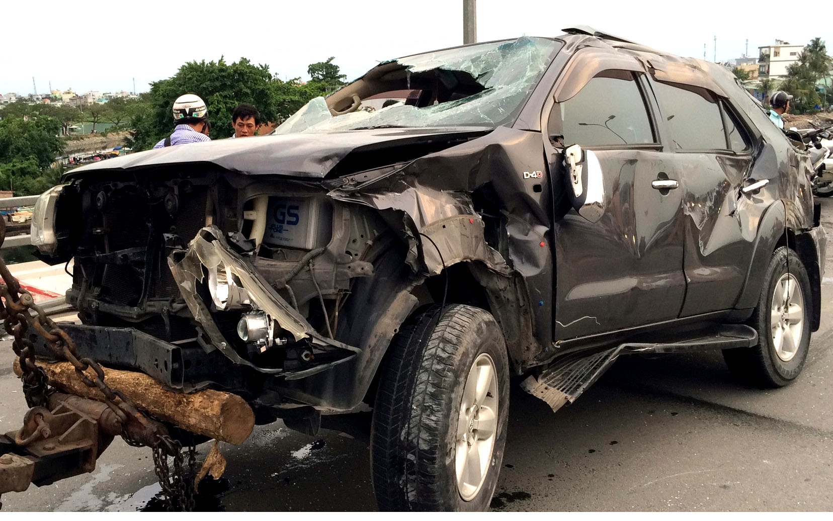 Fortuner lon vong tren khong, tong doi trai gai o Sai Gon hinh anh