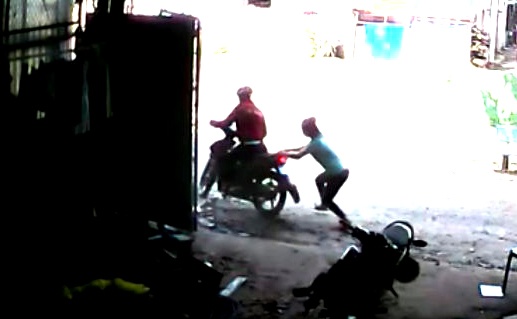 Co gai keo nga xe Exciter cua ten cuop o Sai Gon hinh anh