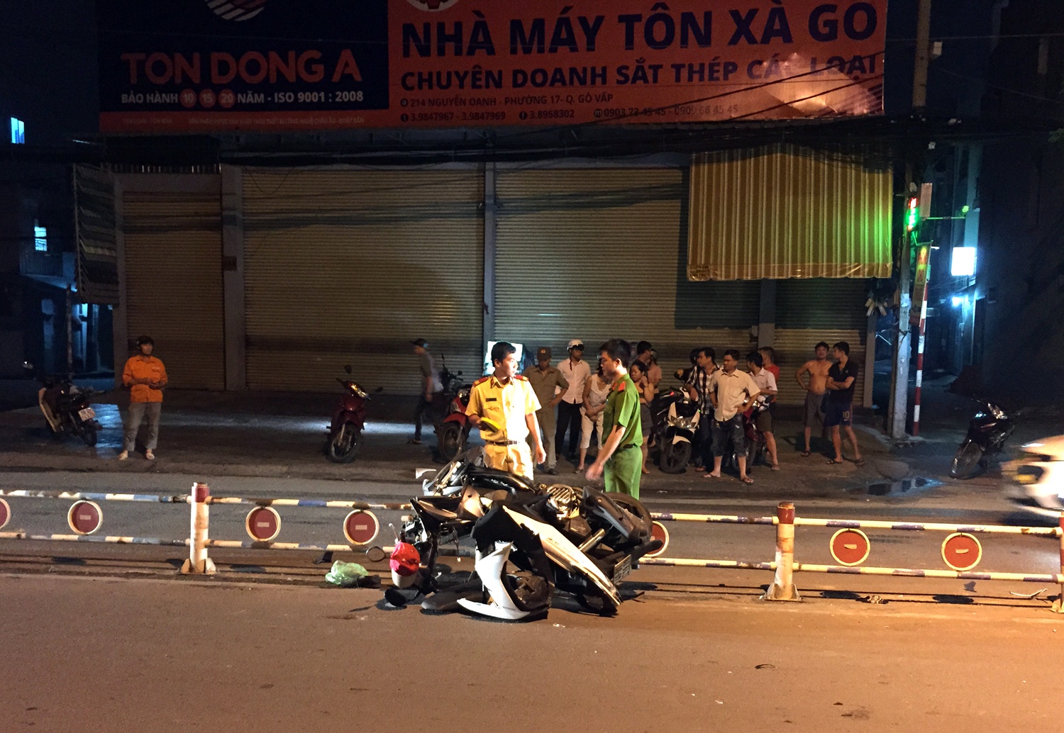 cô gái tông dải phân cách nguy kịch ảnh 1 co gai tong dai phan cach nguy kich anh 1