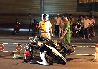 Nu sinh vang xa 10 m sau cu tong dai phan cach o Sai Gon hinh anh