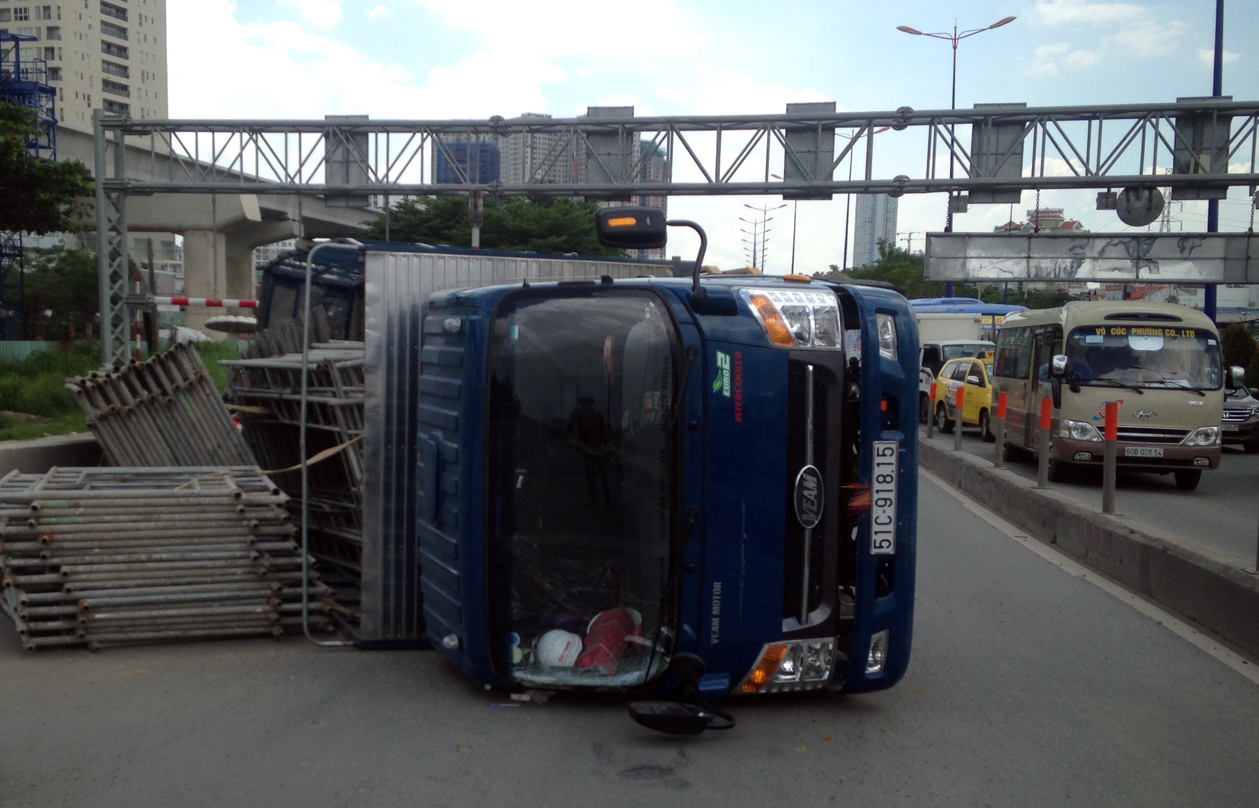 Xe tai cho gian giao lat, cau Sai Gon te liet hinh anh