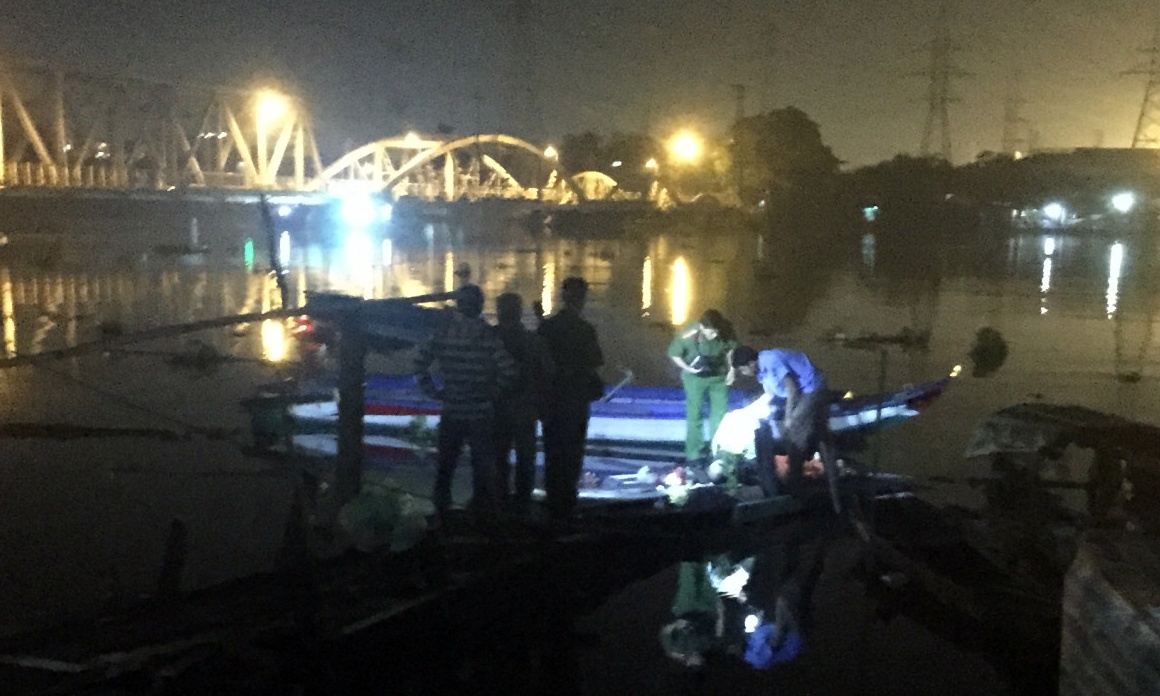 Cuu ong lao duoi nuoc tren song Sai Gon luc chap toi hinh anh