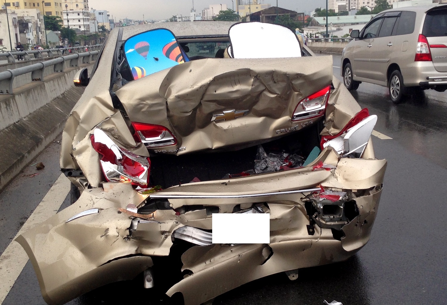 Chiec mu bao hiem gay tai nan lien hoan o Sai Gon hinh anh