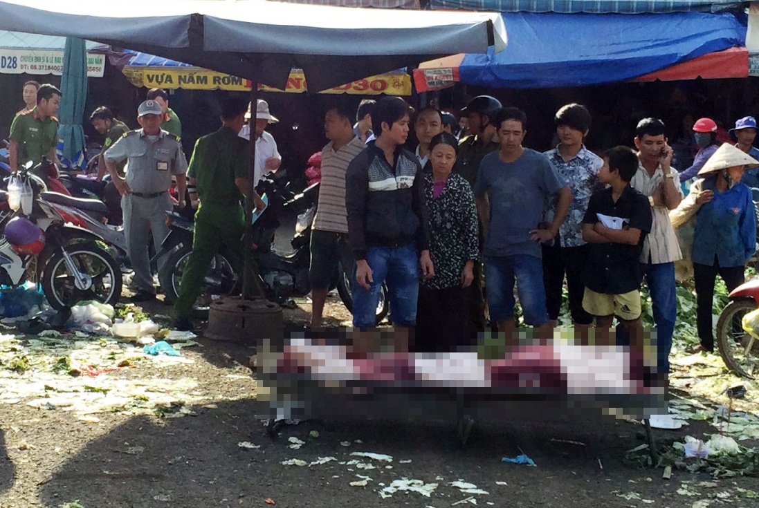 Nguoi dan ong thu gom rau guc chet bat thuong o Hoc Mon hinh anh