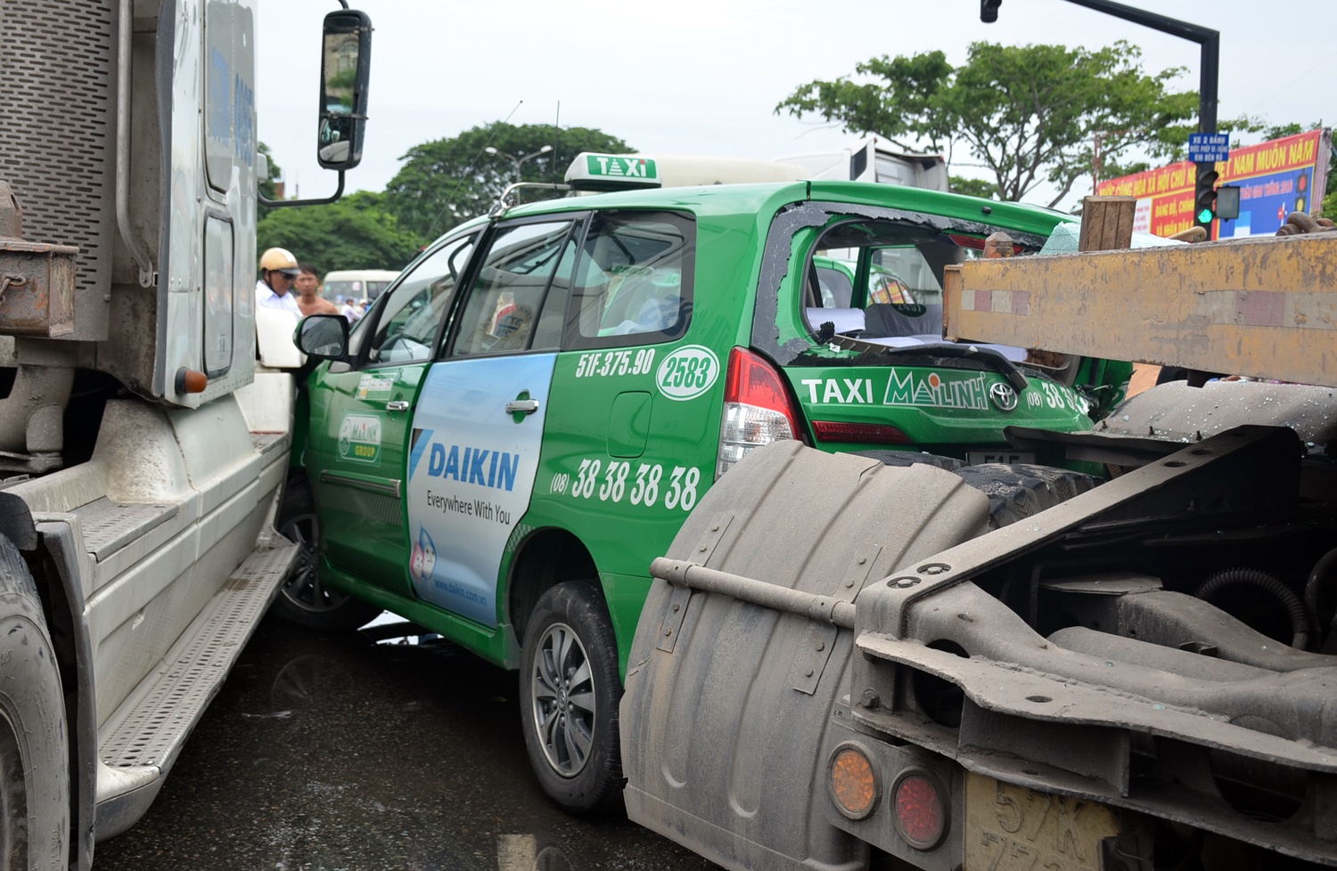 Xe dau keo tong nhieu oto dang dung den do o Sai Gon hinh anh