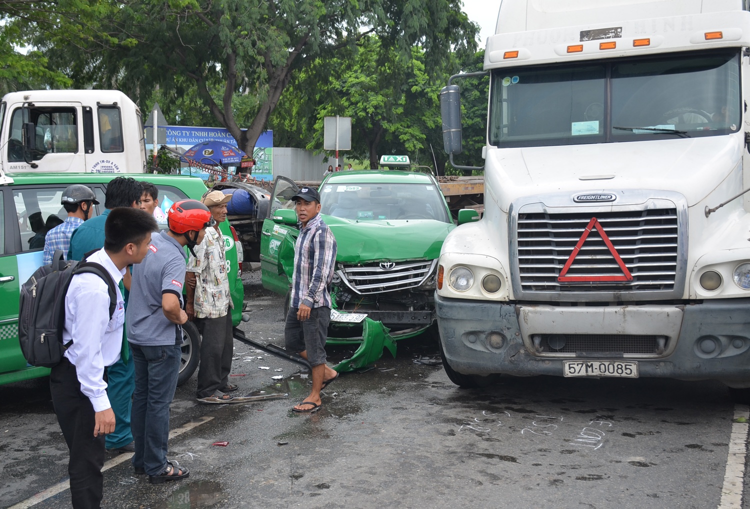 xe container gây tai nạn liên hoàn ảnh 1 xe container gay tai nan lien hoan anh 1