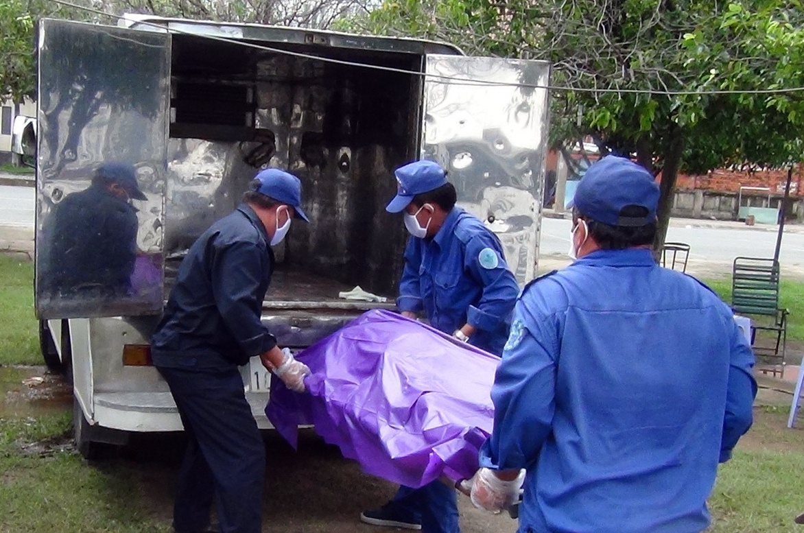 Phat hien xac thanh nien dang phan huy tren song Sai Gon hinh anh