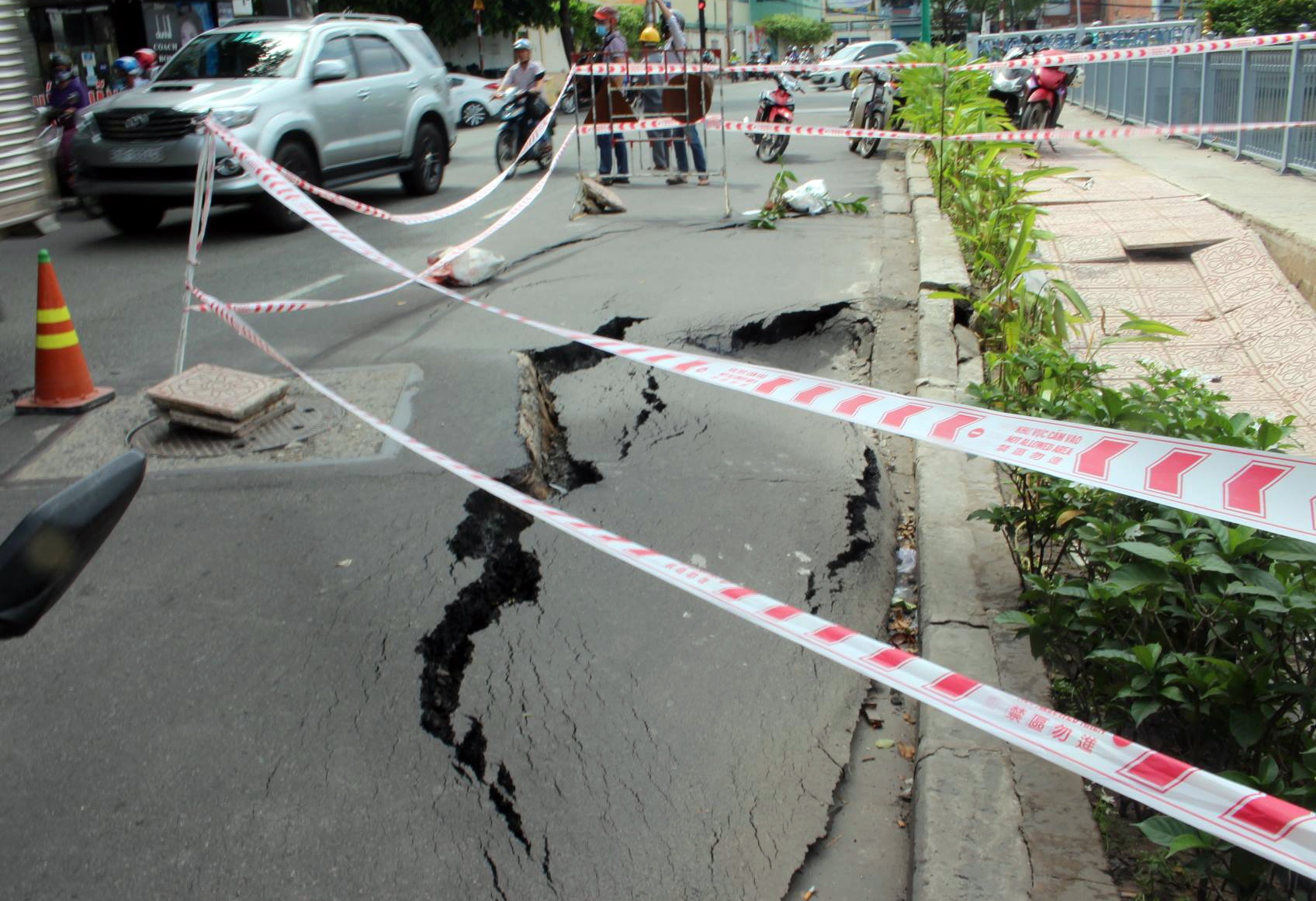 Sụt lún đường ven kênh Nhiêu - Lộc ảnh 1 Sut lun duong ven kenh Nhieu - Loc anh 1