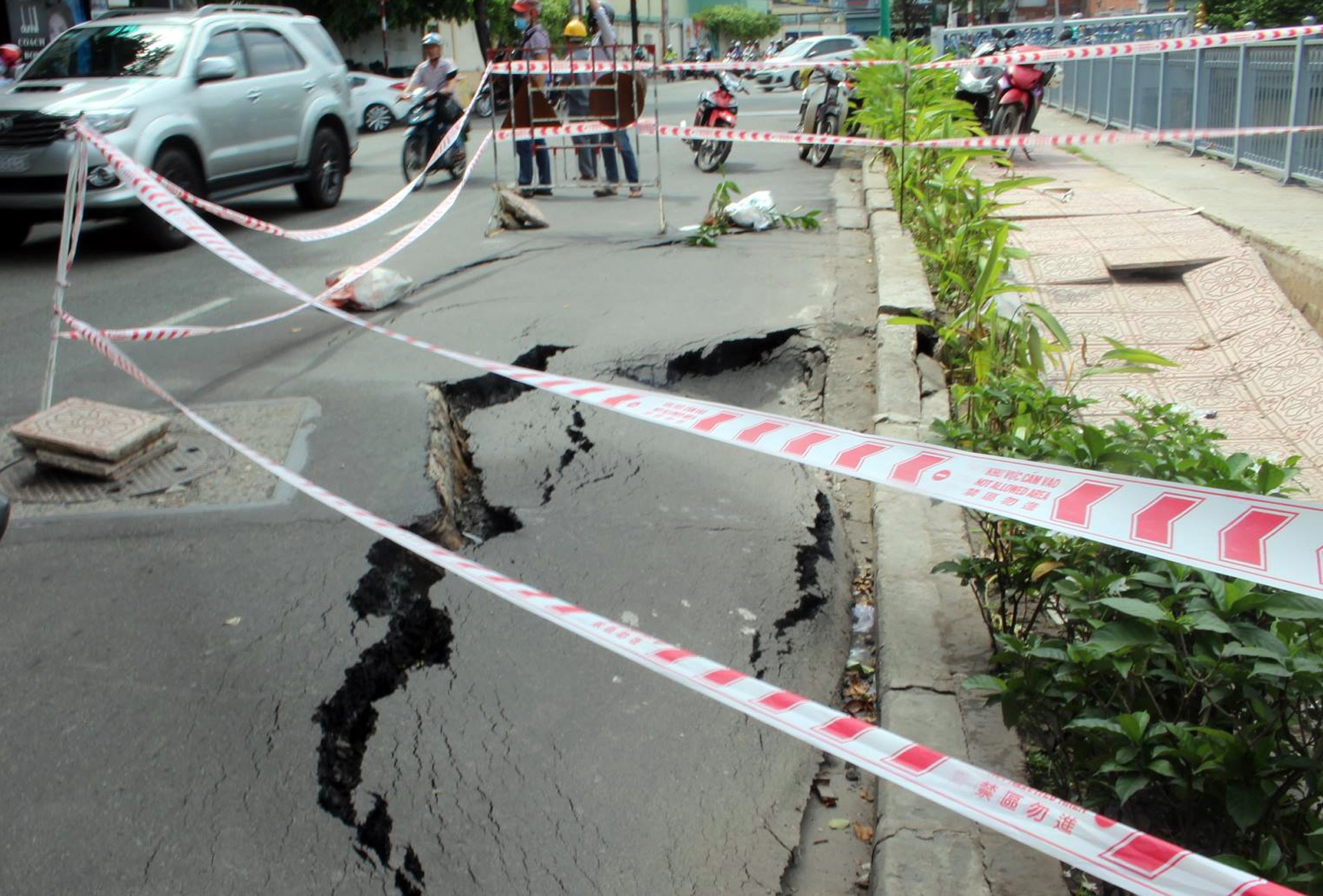 Duong Truong Sa xuat hien khe nut sau 3 m hinh anh