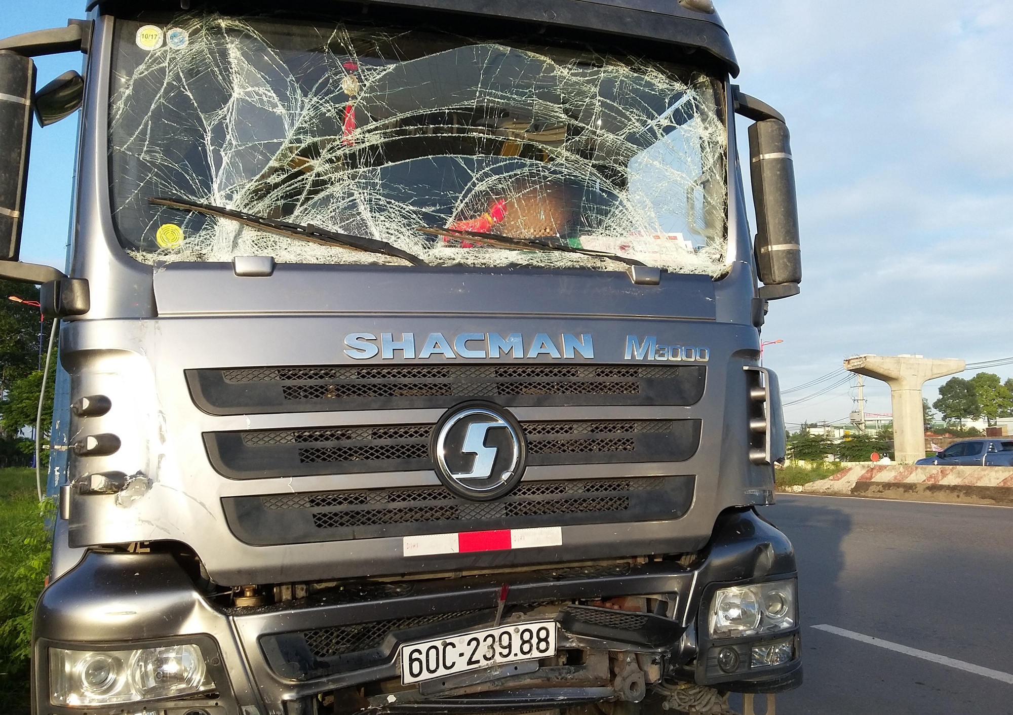 Xe ben tong oto khach, hanh khach hot hoang hinh anh