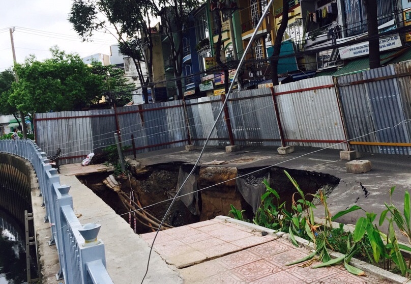 'Ho tu than' tren duong Truong Sa nhet duoc ca chiec xe buyt hinh anh