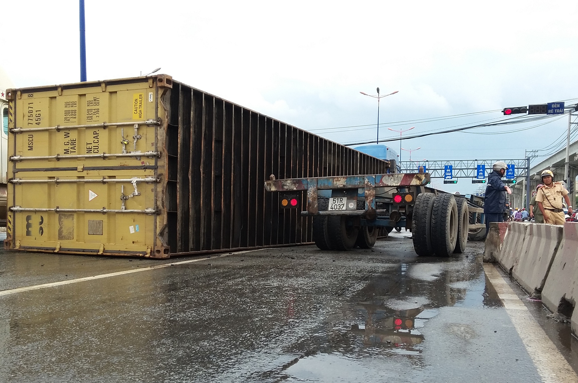 Thung container vang tren xa lo Ha Noi anh 1