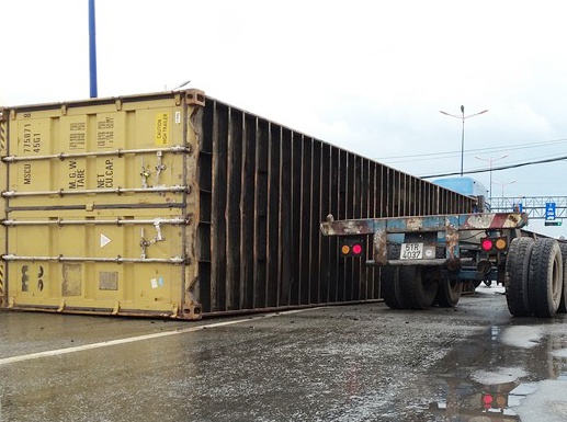 Thung container vang tren xa lo Ha Noi hinh anh