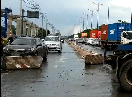 Thung container vang tren xa lo Ha Noi anh 2