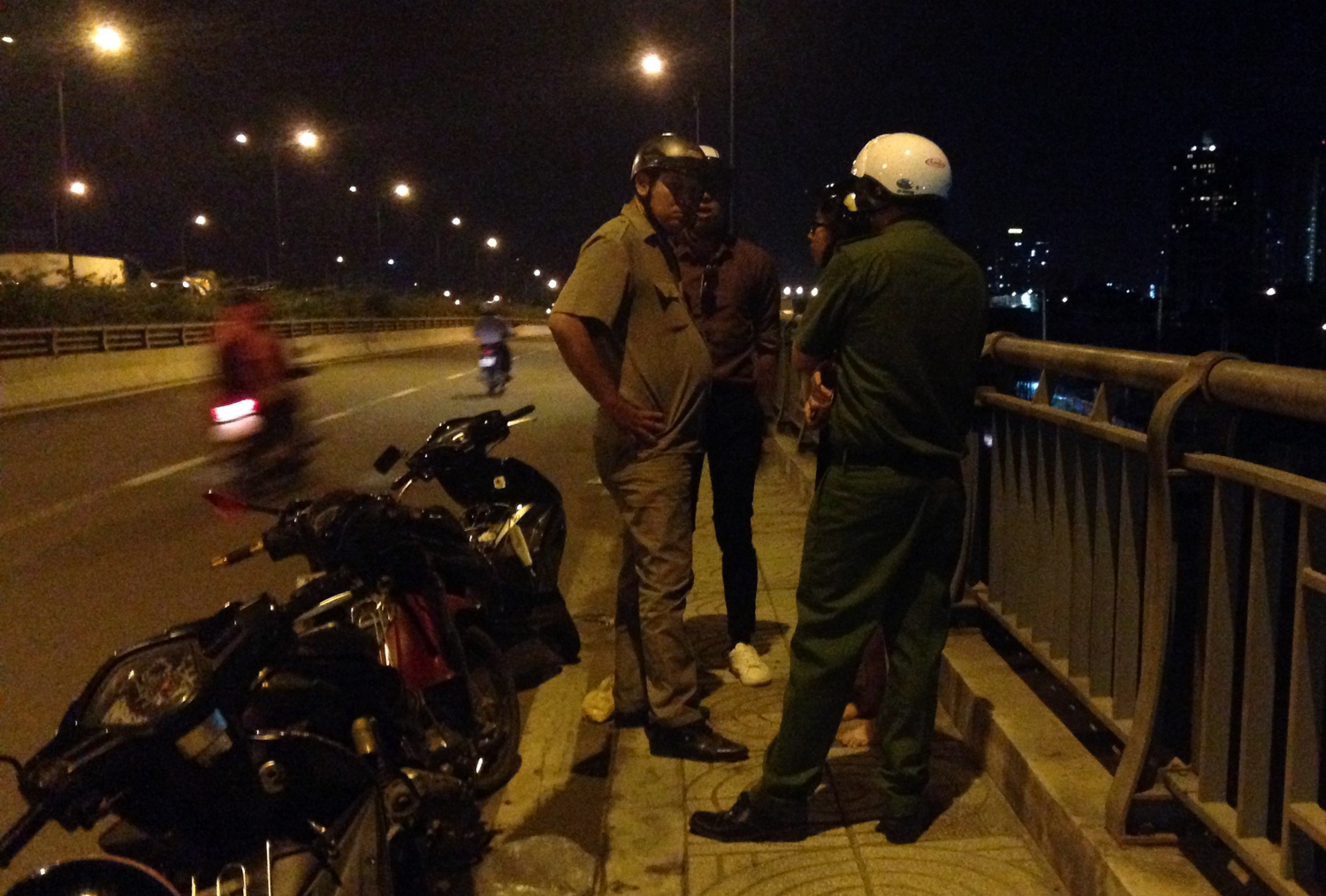 Doi nam nu bi cuop giat tui xach tren xa lo Ha Noi hinh anh