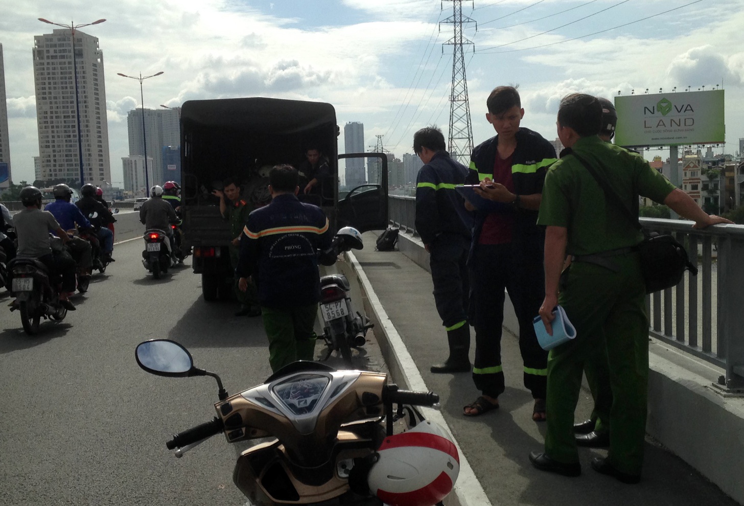 Canh sat lan tim nguoi nghi nhay cau Sai Gon tu tu hinh anh