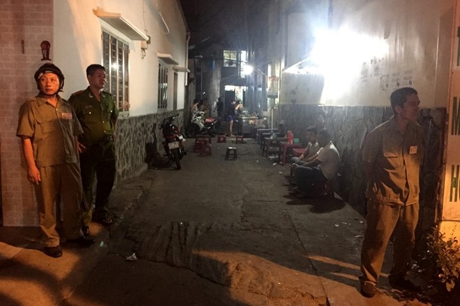 Rut dao dam nhau vi mau thuan cho de xe trong nha tro hinh anh