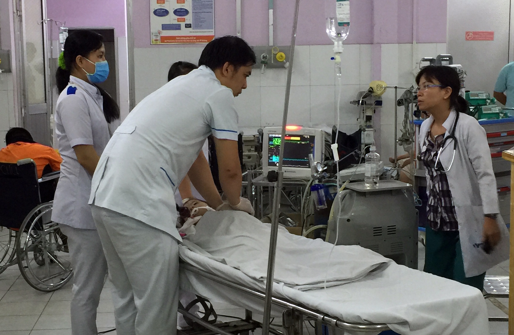 Be gai 4 tuoi chet duoi tai ho boi o Sai Gon hinh anh