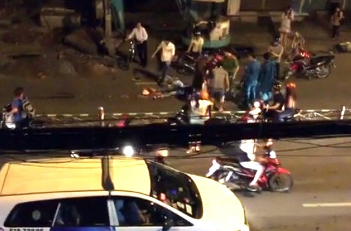 Xe tai can chet thanh nien luc rang sang o Sai Gon hinh anh