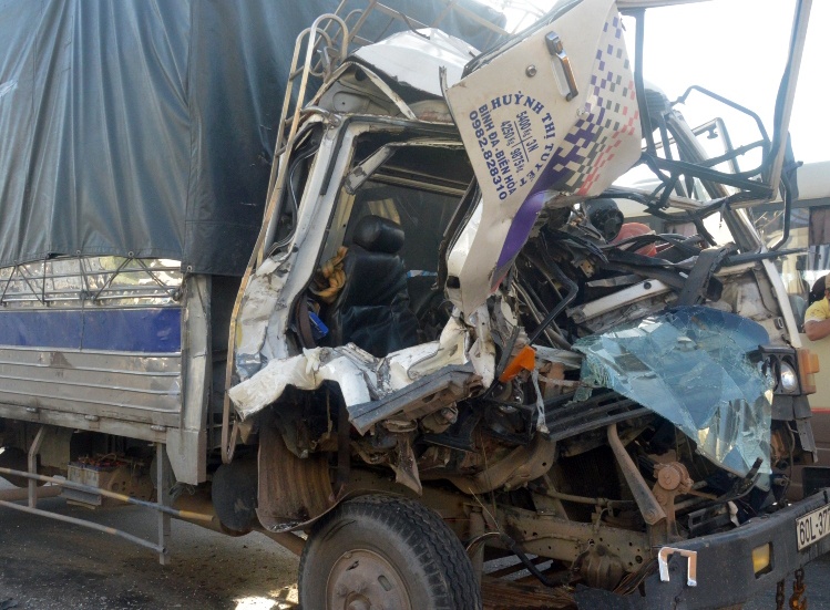 Tai xe va phu xe ket trong cabin, mot nguoi tu vong hinh anh