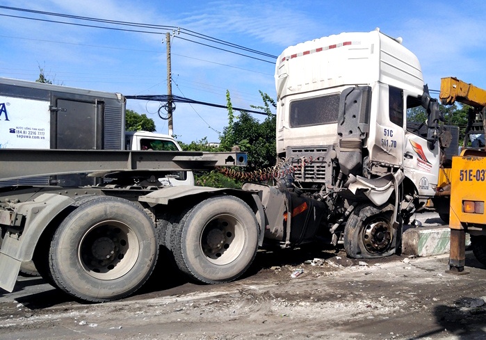 Xe container lao vao nha dan, nguoi phu nu thoat chet hinh anh