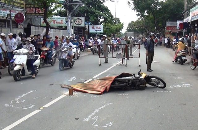 Xe cuu thuong tong chet nguoi dan ong o Sai Gon hinh anh