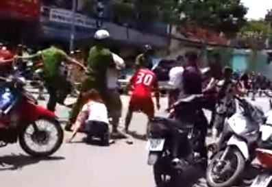 Hai nu sinh lop 10 danh nhau nao loan truoc cong truong hinh anh