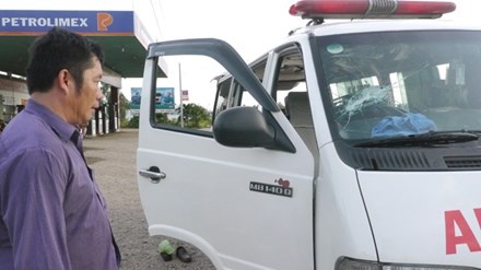 Dap xe, ngan tai xe cho nguoi chet ra khoi benh vien hinh anh