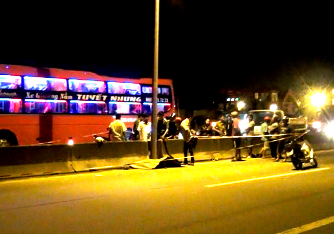 Xe may tong tru den trong dem, 2 thanh nien tu vong hinh anh