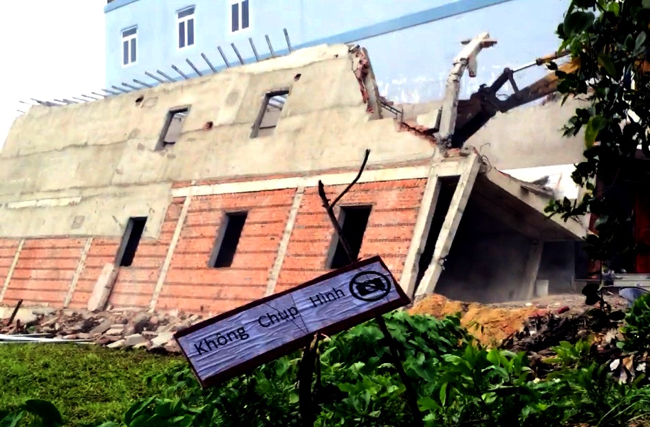 Nha 2 tang dang xay o Sai Gon do sap luc rang sang hinh anh