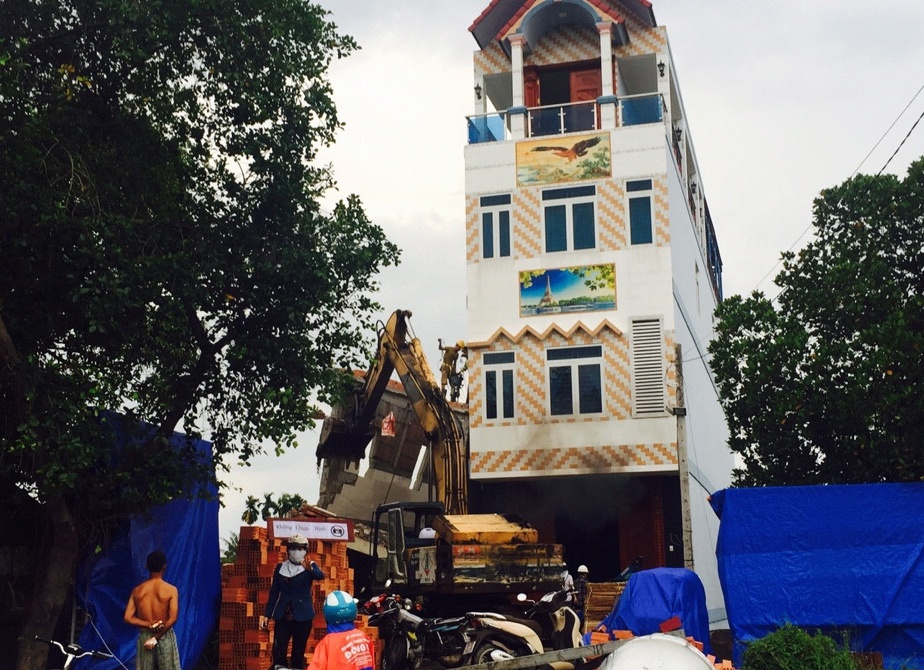 nhà 2 tầng đang xây bị đổ sập ảnh 1 nha 2 tang dang xay bi do sap anh 1