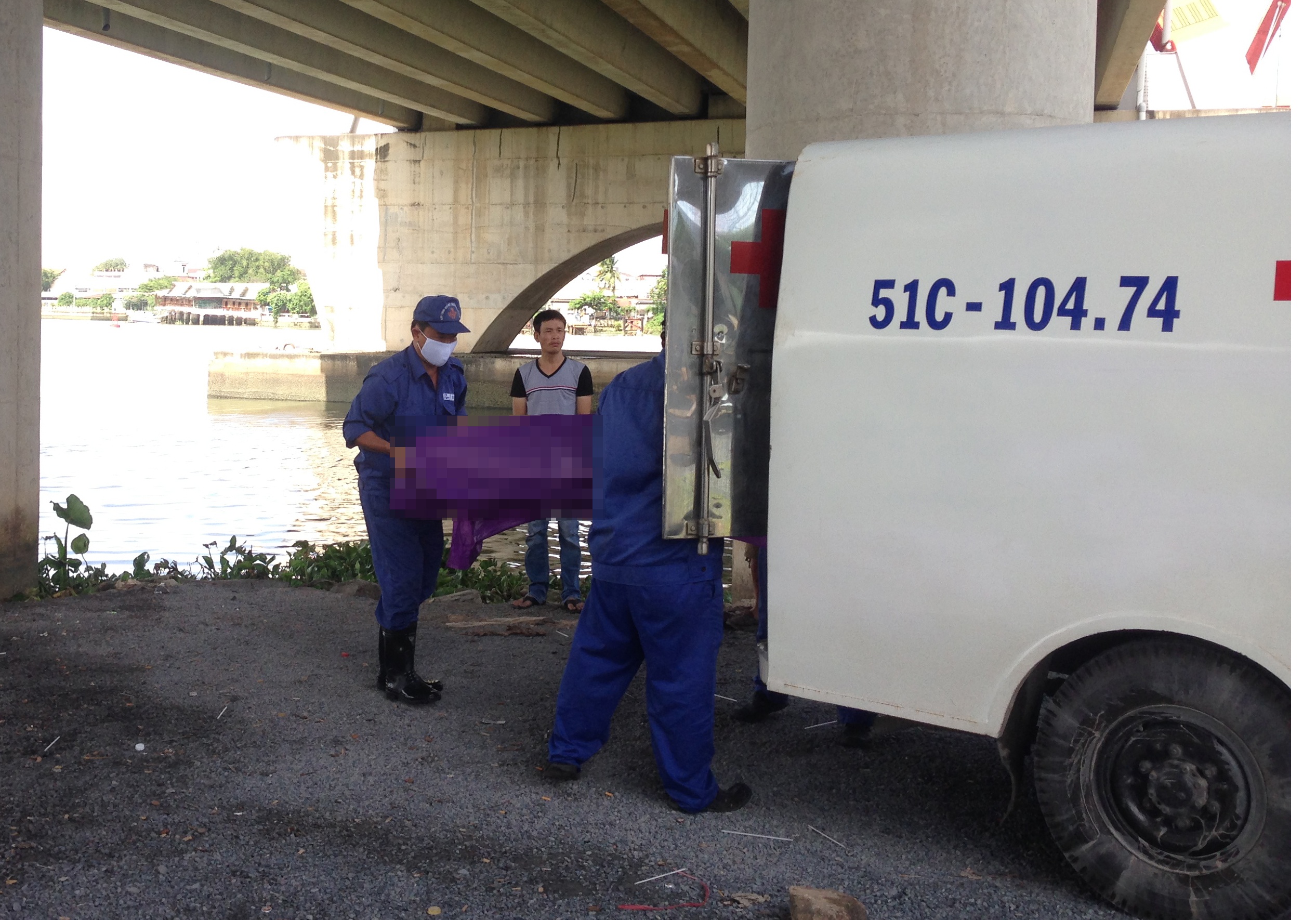 Tim thay thi the thanh nien nhay song Sai Gon vi thieu no hinh anh