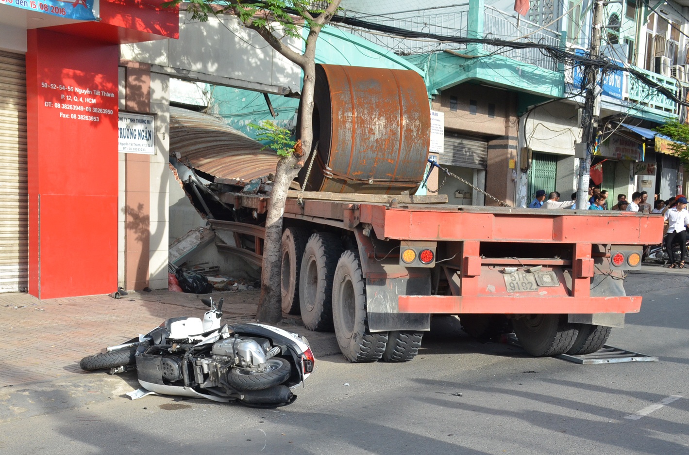 Xe dau keo can chet nguoi, tong sap nha dan o Sai Gon hinh anh