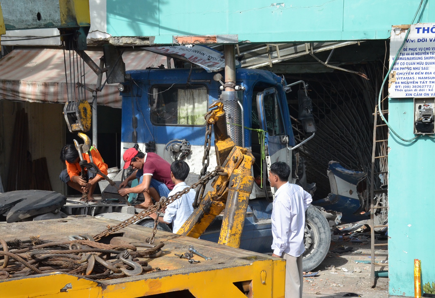 xe đầu kéo lao vào nhà dân ảnh 2 xe dau keo lao vao nha dan anh 2
