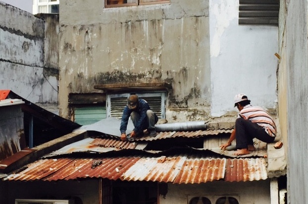 mảng tường rơi xuống nhà dân ảnh 3 mang tuong roi xuong nha dan anh 3