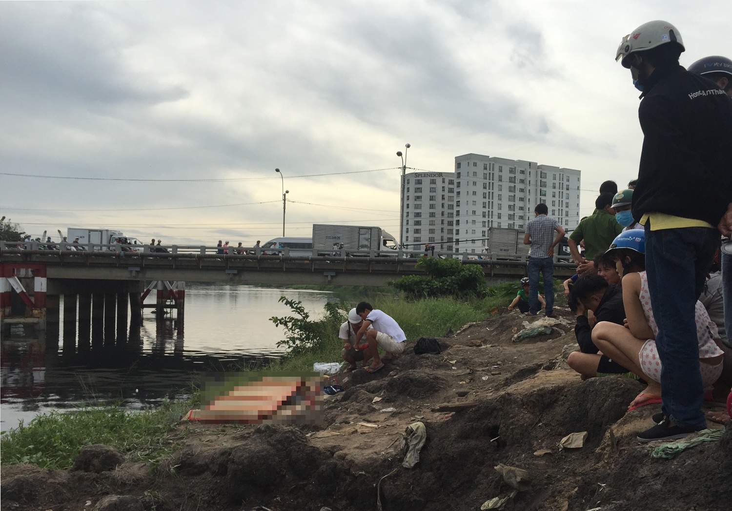 Ba nguoi nhay xuong kenh o Sai Gon cuu ban duoi nuoc hinh anh